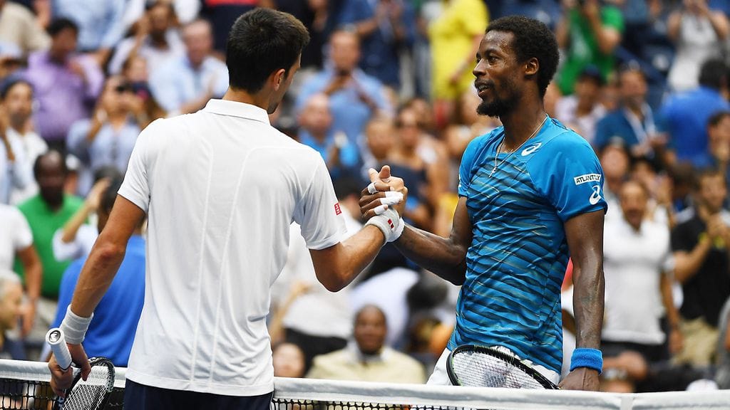 Novak Djokovic (vas.) oli liian kova pala Gael Monfilsille.