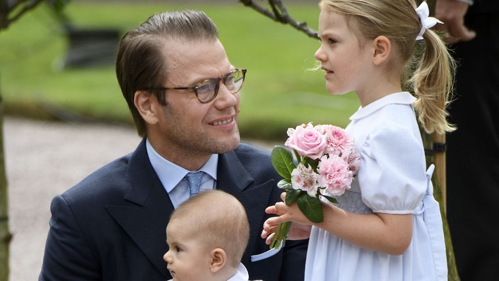 Prinssi Daniel liikkuu ja leikki mielellään lapsiensa kanssa. Danielin sylissä istuu prinssi Oscar ja vierellä seisoo prinsessa Estelle.