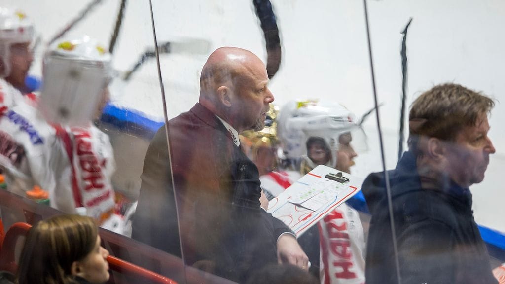 Marko Virtanen johtaa JYPin peliä.