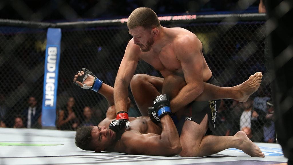 Stipe Miocic takoi Alistair Overeemia tylysti ja tuomarin oli keskeytettävä ottelu.