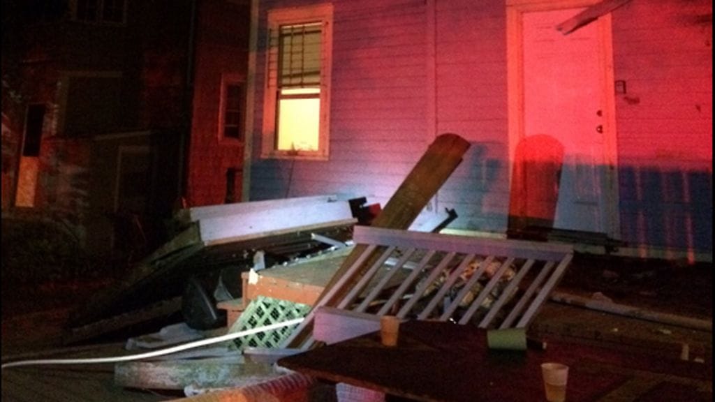 Noin 30 opiskelijaa loukkaantui kolmen parvekkeen romahdettua opiskelijajuhlien aikana Hartfordissa 11. syyskuuta 2016.