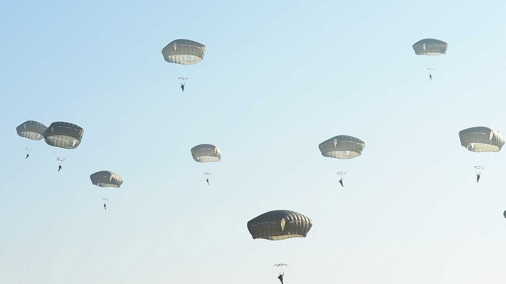 Menehtynyt laskuvarjohyppääjä oli osallistunut joukkohyppyyn. Poliisin mukaan hänen varjonsa ei ollut auennut. Kuvituskuva.