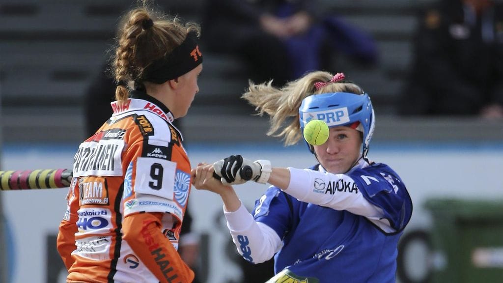 Lapuan Emmi Viitala lyö Kirittärien lukkarin Noora Patrikaisen syötöstä. Kuva vuoden 2015 finaaleista.