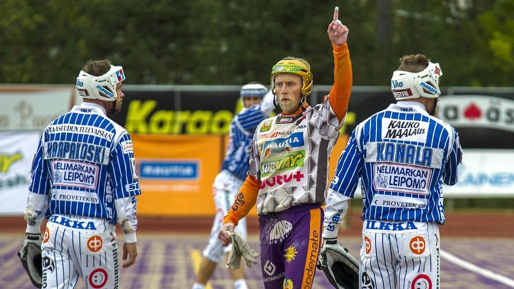 Sotkamon kapteeni Jani Komulainen tuulettaa läpilyöntiä.