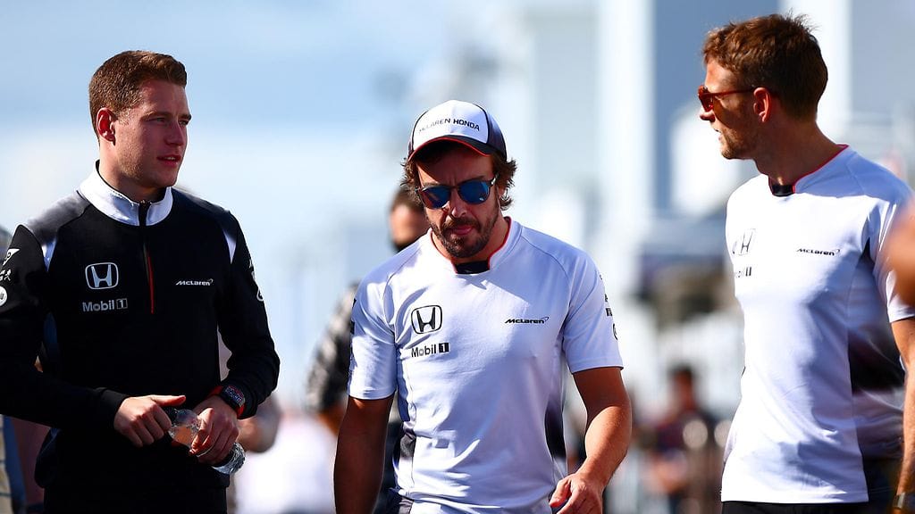 Stoffel Vandoorne (vas.) korvaa Jenson Buttonin (oik.) McLarenin kisakuskina. Fernando Alonso täydentää trion.
