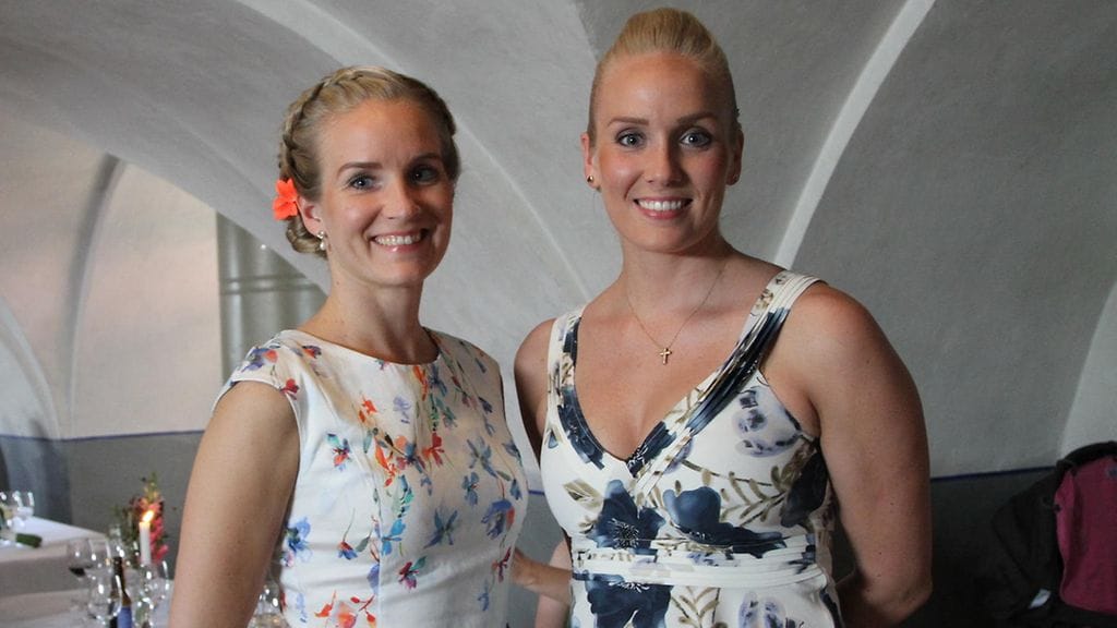 Tiinan siskot Minna ja Henna ovat siskonsa tukena häissä.