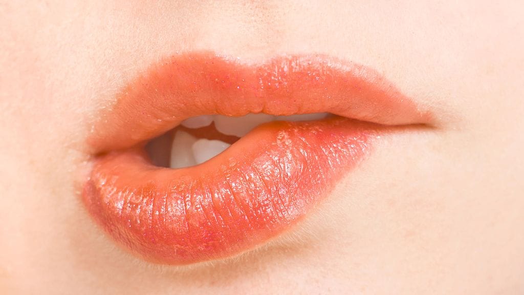 Alahuulen pureminen tulkitaan usein merkiksi kiihottumisesta.