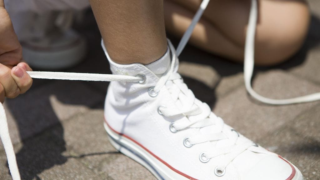 Hitiksi nousseella opetusvideolla äiti neuvoo tavan, jolla lapsi oppii helposti solmimaan kengännauhansa.