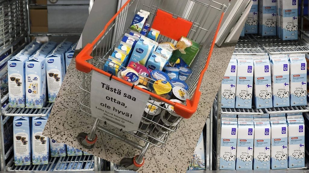 Vihdin K-supermarketissa ruokaa ei heitetä roskiin – vaan jaetaan mieluummin ilmaiseksi asiakkaille.