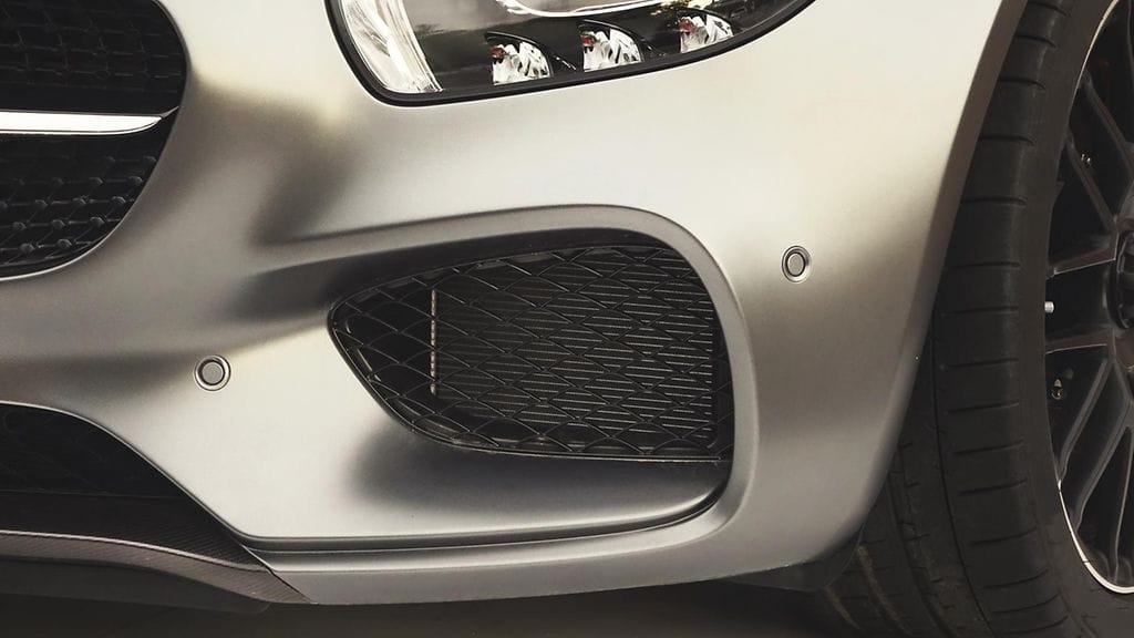 Nykymalliset pyöreät sensorit erottuvat selvästi auton puskureissa.