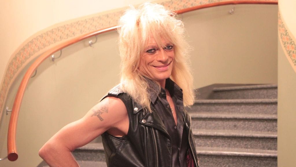 Michael Monroe Pihlajakadun rappukäytävässä.