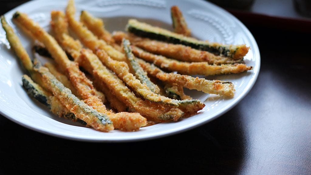 Kesäkurpitsa taipuu herkullisiksi ranskalaisiksi.