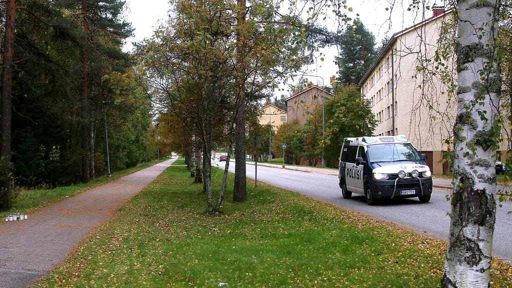 Muistokynttilöitä (vas.) ja poliisiauto Vuorimiehentiellä Otanmäessä Kajaanissa maanantaina 12. syyskuuta 2016.