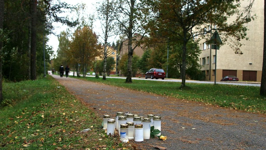 Muistokynttilöitä Vuorimiehentiellä Otanmäessä Kajaanissa.