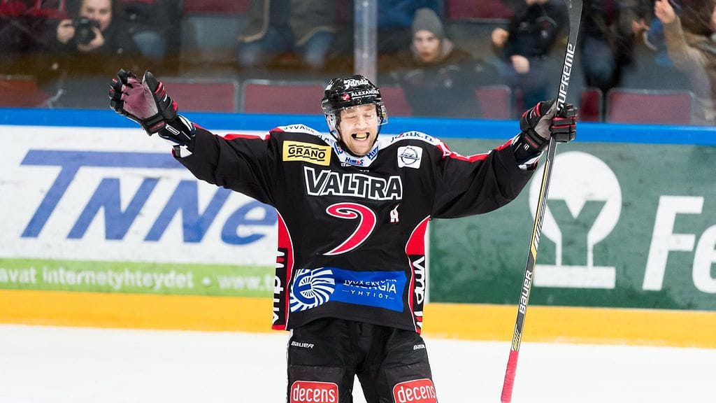 Mikko Luoma tuuletteli viime kaudella JYPissä.