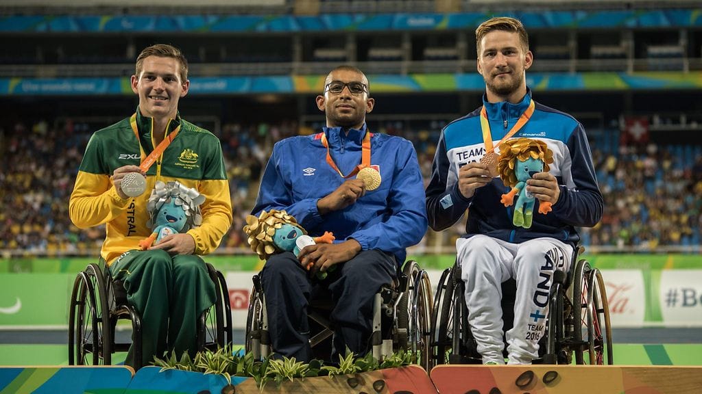 Henry Manni sai jo pronssimitalin kaulaansa