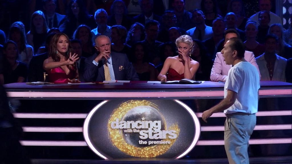 Protestoija marssi lavalle kesken ohjelman.