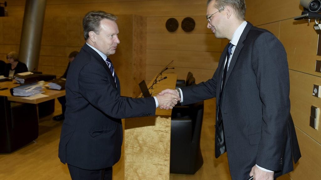 Puolustusvaliokunnan puheenjohtaja Ilkka Kanerva ja puolustusministeri Jussi Niinistö ennen kokouksen alkua eduskunnassa 13. syyskuuta 2016. Puolustusvaliokunta kuuli puolustusministeri Jussi Niinistöä (ps) USA:n ja Britannian kanssa tehtävästä puolustusasiakirjasta.