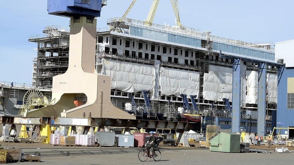 Laivanrakennusta Meyerin telakalla Turun Pansiossa tiistaina 6. syyskuuta 2016. Telakkayhtiö Meyer Turku on saanut Carnival Corporation -varustamolta tilauksen kahden risteilyaluksen rakentamisesta. Alukset valmistuvat vuosina 2020 ja 2022.