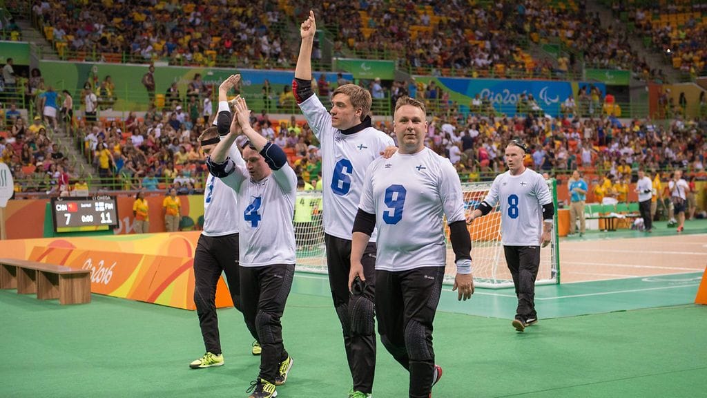 Suomen joukkue hyvästeli Rion olympiayleisön.