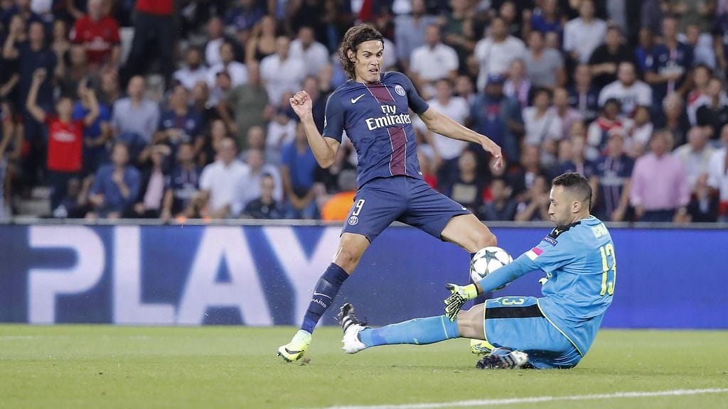 PSG-Arsenal -ottelun tuttu taistelupari: Arsenalin David Ospina (oik.) ja PSG:n Edinson Cavani.