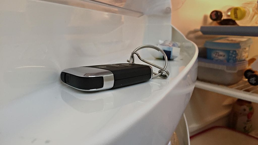 Avaimettomalla käytöllä varustetun auton avain jääkaapin oven lokerossa.