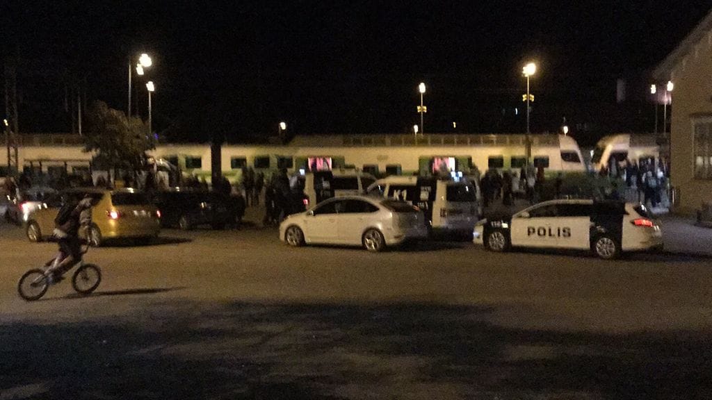 Lukijan kuvassa näkyy rautatieasemalle kokoontunutta nuorisoa sekä paikalla olleita poliisipartioita.