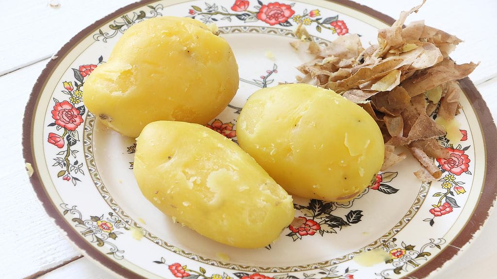 Varusmiesten ei enää nykyisin tarvitse itse kuoria perunoita, vaan ne tulevat keittiöihin valmiiksi kuorittuina.