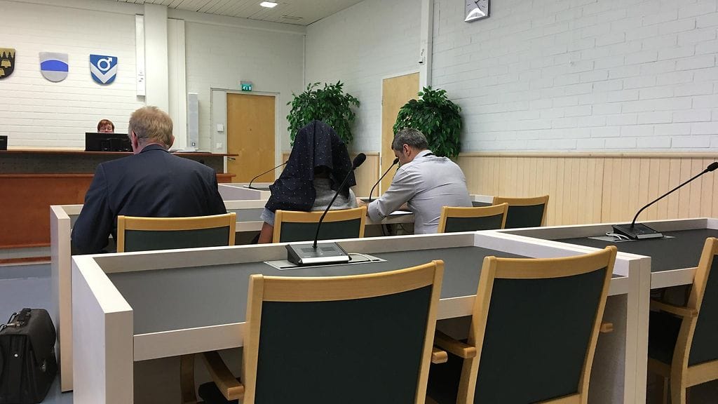 Toinen Otanmäen henkirikoksen epäillyistä käräjäoikeuden vangitsemisoikeudenkäynnissä viime kuussa. Hän peitti kasvonsa oikeudessa. Miehen vieressä istuvat tämän tulkki ja asianajaja.