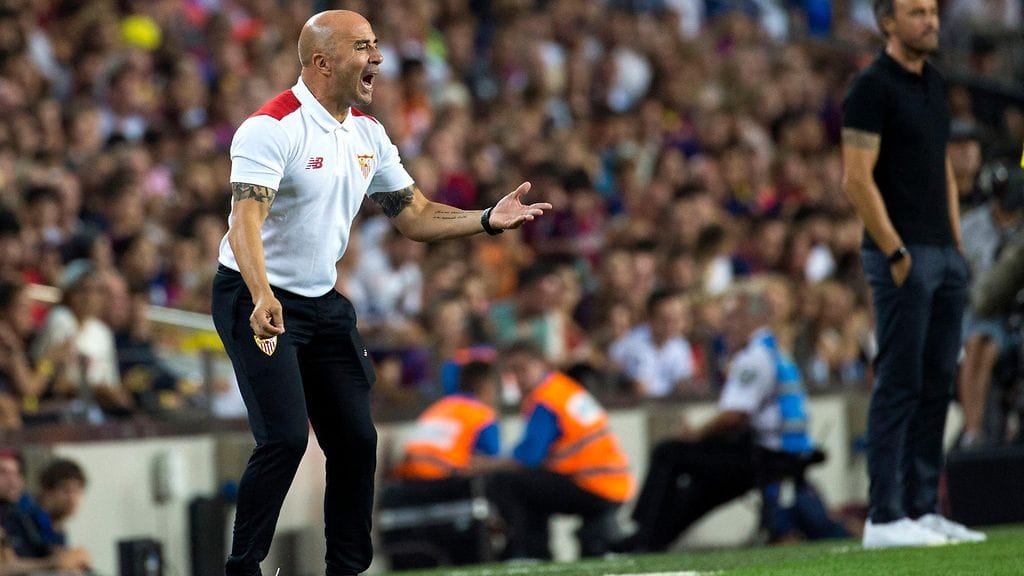 Jorge Sampaoli antaa joukoilleen ohjeita Espanjan Super Cupin toisessa osa-ottelussa Barcelonaa vastaan.
