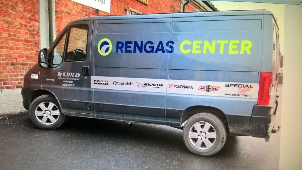 Varkaat anastivat kuvassa olevan pakettiauton, joka oli lastattu täyteen renkaita.