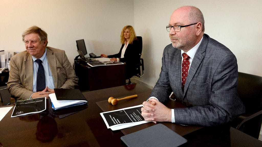 Eduskunnan tarkastusvaliokunnan puheenjohtaja Eero Heinäluoma (oik.) ja kansanedustaja Eero Lehti aloittelivat valiokuntakäsittelyä Valtiontalouden tarkastusviraston (VTV) Finavia-raportista Helsingissä 22. kesäkuuta 2016. Tiistaina julkaistussa raportissa todetaan, että liikenne- ja viestintäministeriö puuttui epäasiallisesti Finavian hallituksen toimintaan.