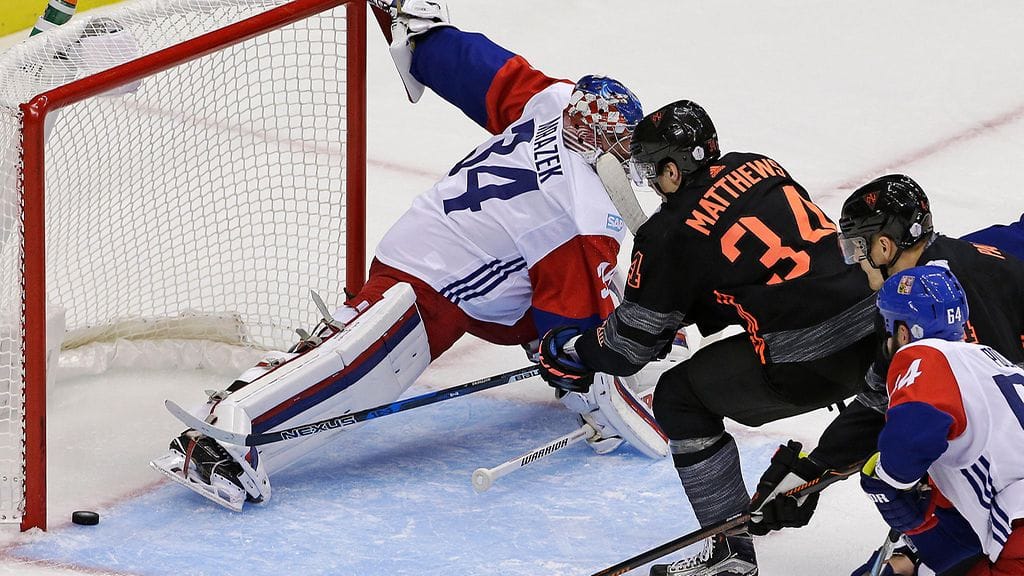 Auston Matthews sijoittaa kiekon Petr Mrazekin vartioimaan maaliin.