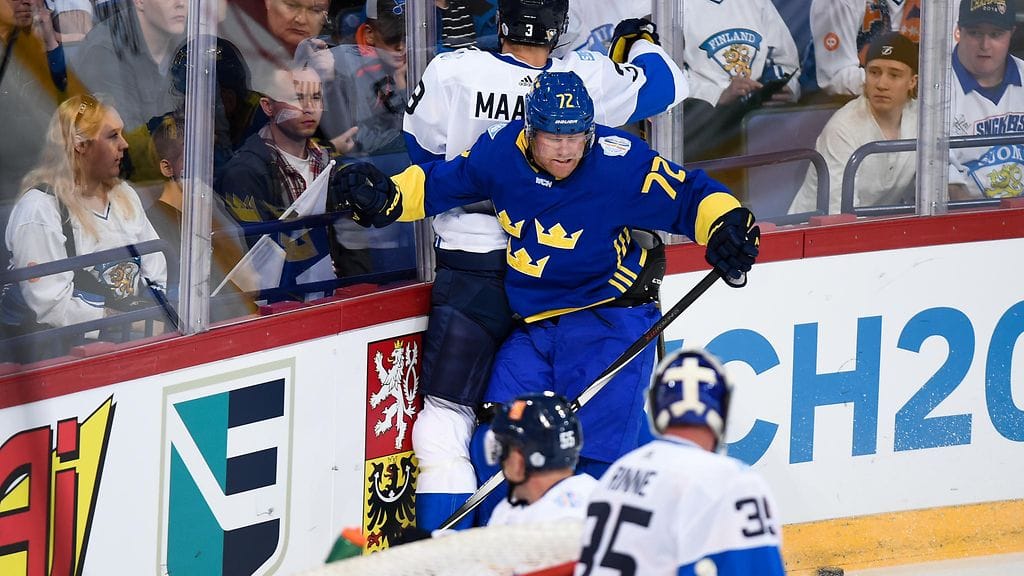 Patric Hörnqvist taitaa taklauspelin. Tässä niitin kohteena Leijonien Olli Määttä.