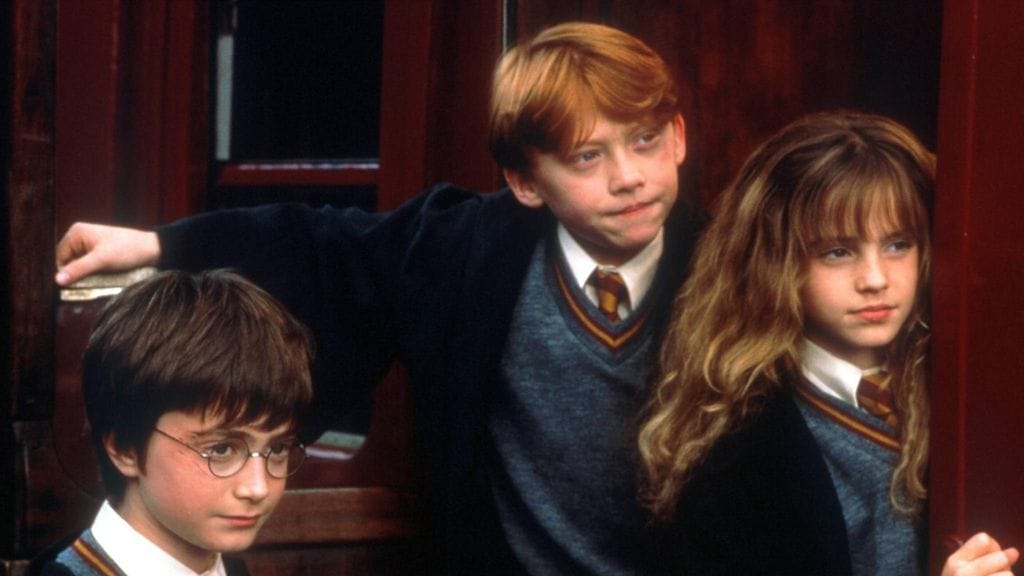 Daniel Radcliffe (vas.), Rupert Grint ja Emma Watson tähdittivät Harry Potter ja Viisasten kivi -elokuvaa, joka sai ensi-iltansa vuonna 2001.