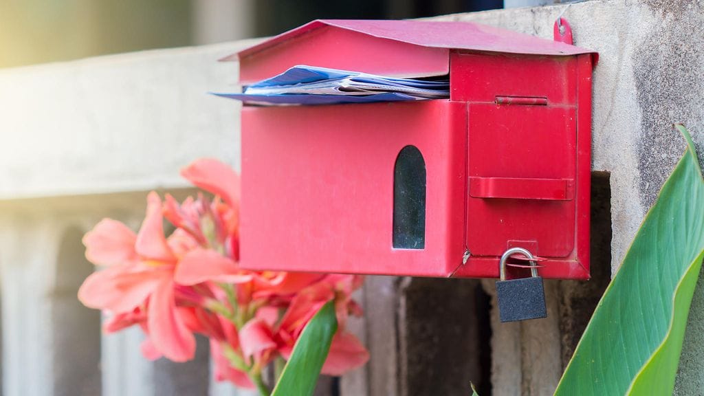 Pariskunnan postilaatikossa odotti yllätys, jollaista mies ei taatusti osannut odottaa.