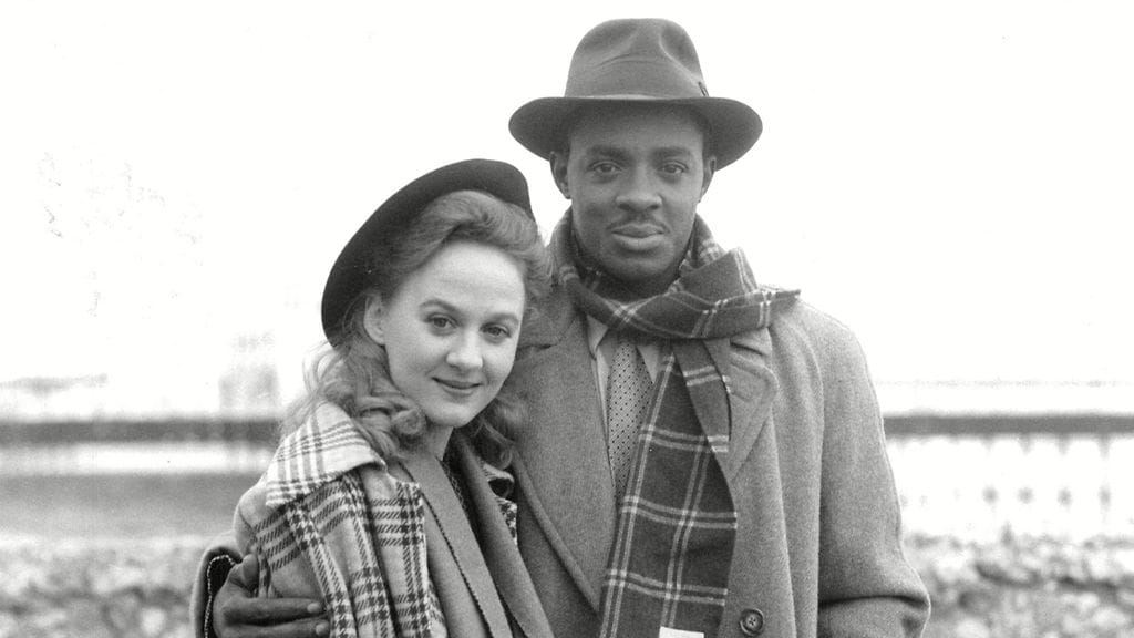 Ruth Williamsin ja Seretse Khaman suhde oli 1940-luvun lopulla monelle shokki. Kuva tv-ohjelmasta Marriage Of Inconvenience.