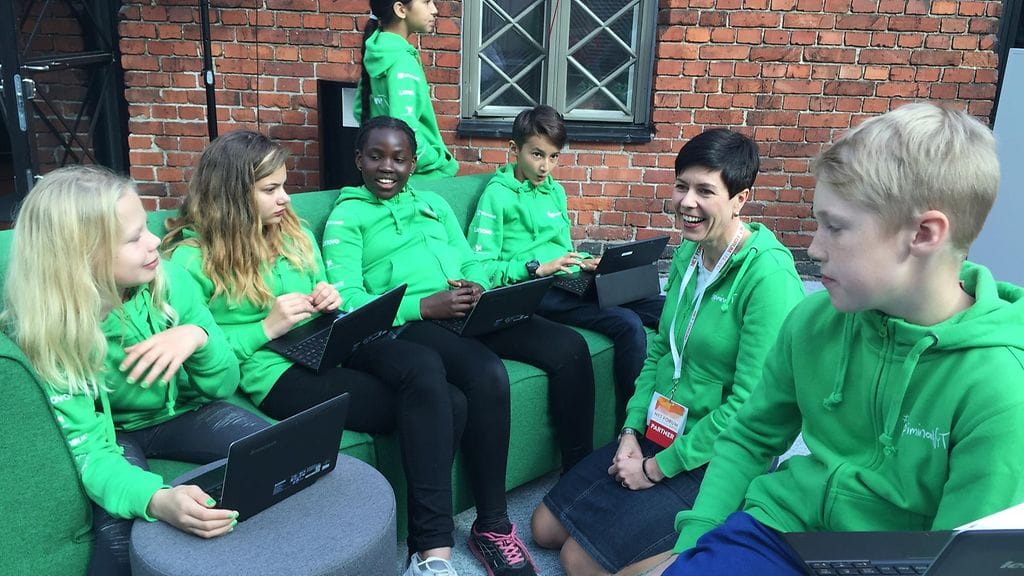 Espoon Kirkkojärven koulun oppilaat ovat hyvässä asemassa verrattuna moniin muihin koululaisiin. Heillä on opetussuunnitelman mukaiset tekniset laitteet, tässä tapauksessa tabletit, joita hyödynnetään joka päivä.  Paperisia vihkoja ei enää käytetä lainkaan, vaan kaikki muistiinpanot  tallentuvat sähköisesti.