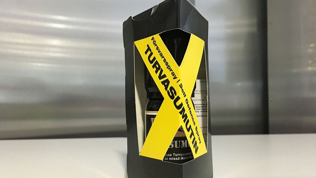 Lupavapaa turvasumutin pakottaa käytön kohteen silmät kiinni, päästää kovan äänen ja värjää kohteensa kirkkaalla värillä.