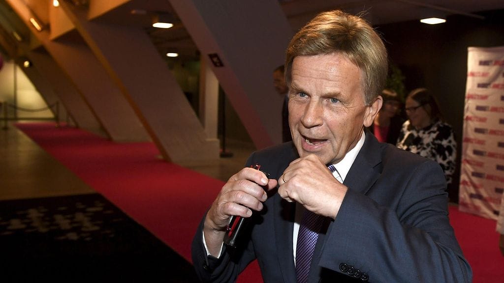 Nyrkkeilyelokuvan näytös innosti Pekkarisen esittelemään nyrkkeilyasentoaan.