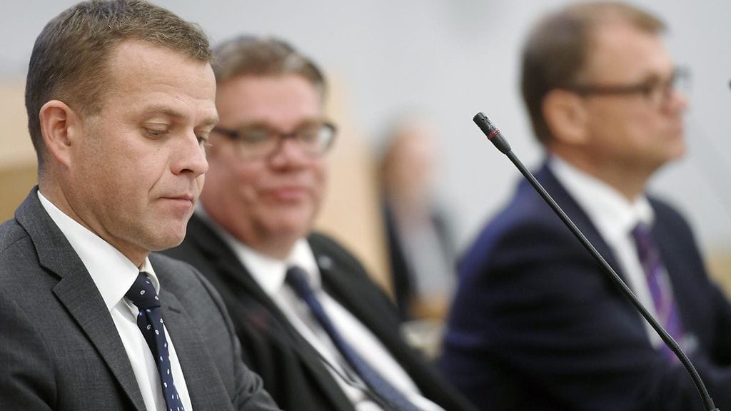 Hallituksen ministereitä: Valtiovarainministeri Petteri Orpo (vas.), ulkoministeri Timo Soini ja pääministeri Juha Sipilä  eduskunnan suullisella kyselytunnilla 15. syyskuuta 2016.