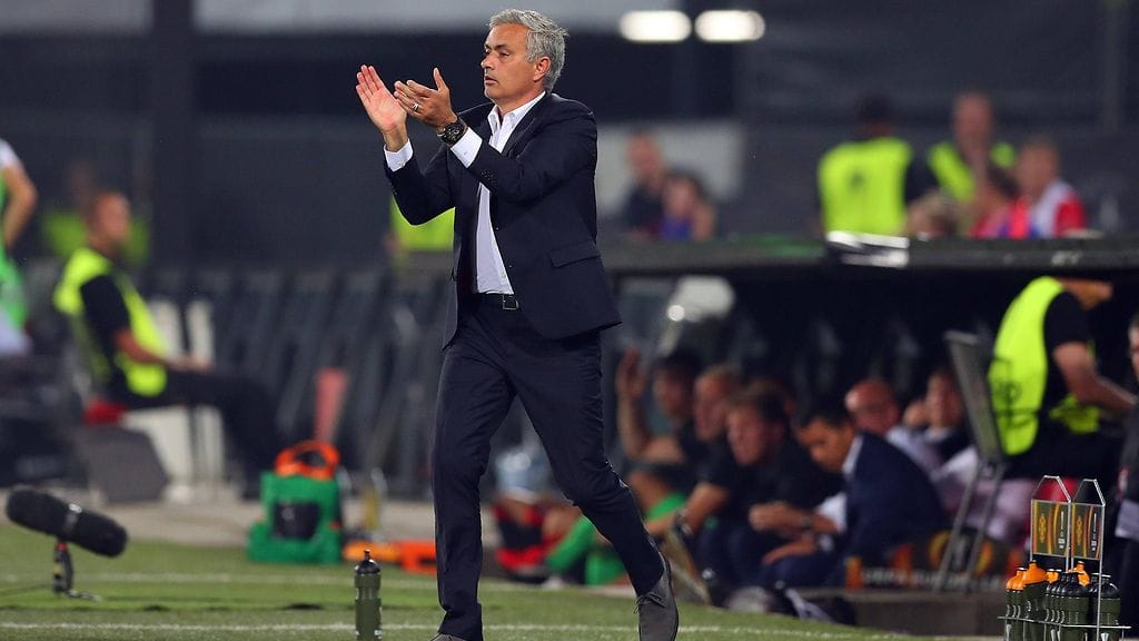 Jose Mourinho antaa joukkueelleen aplodit tappioon päättyneen Feyenoord-ottelun aikana.