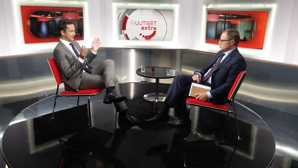 Hannu Himanen (oik.) Uutisextran haastattelussa. Jaakko Loikkanen (vas.) haastattelee.