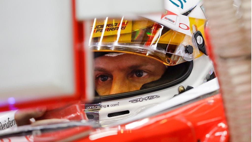 Sebastian Vettel seuraa dataa näytöltään Singaporen harjoituksissa.