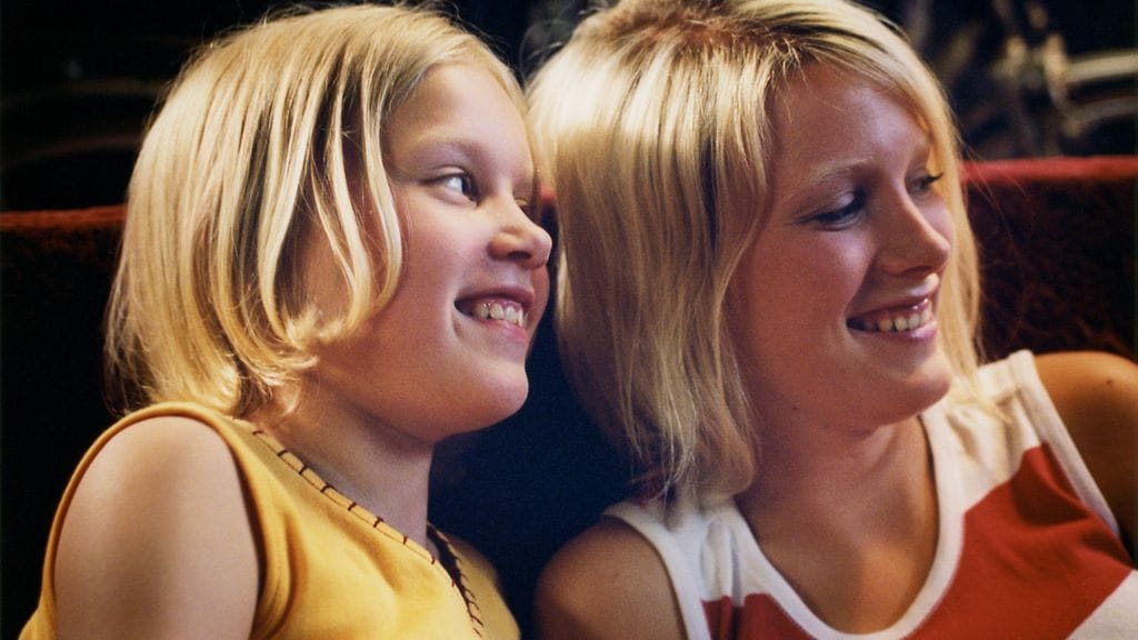 Helmiä ja sikoja -elokuvan päänäyttelijät Laura Birn (vas.), Amanda Pilke ja Mikko Leppilampi