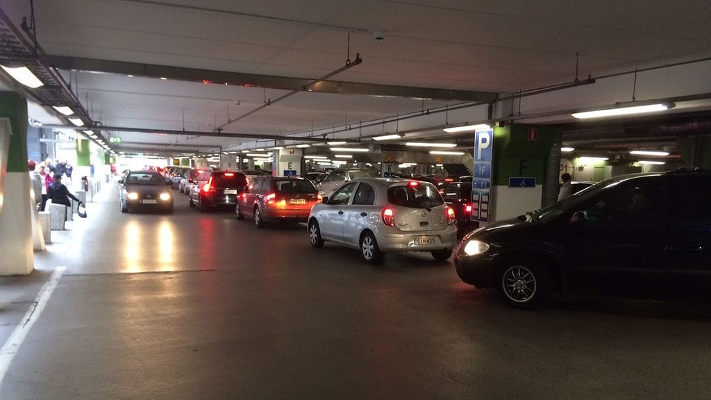 Kauppakeskus Jumboa alettiin tyhjennetään väärän palohälytyksen takia iltapäivällä. Kuvassa autoja jonottamassa uloskäynnillä.