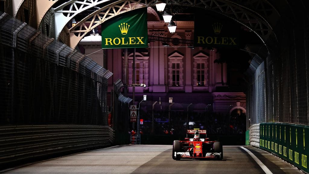 Kimi Räikkönen ajaa Singaporen radan kohdassa, jossa oudot sähköilmiöt vuosia sitten sattuivat.