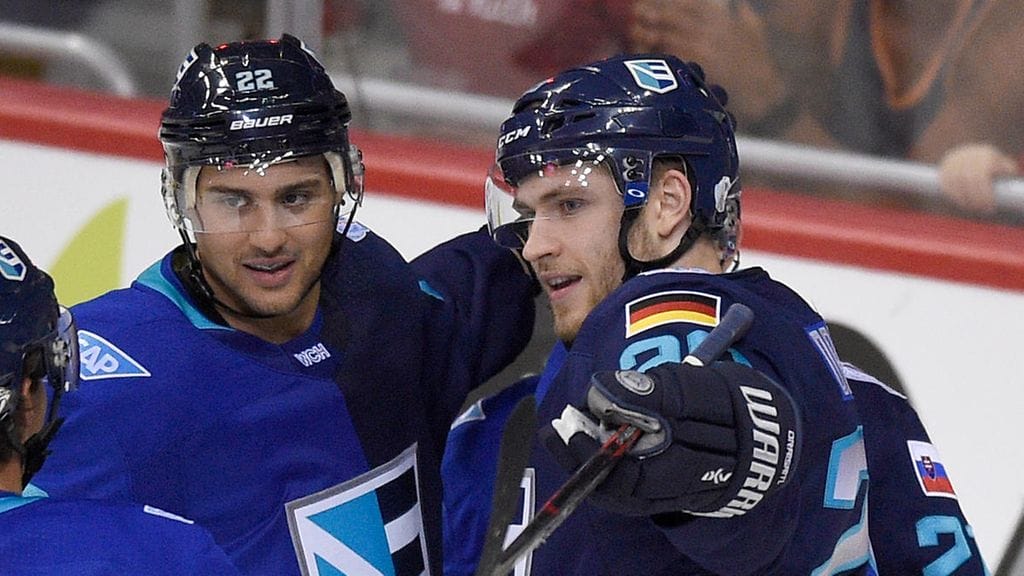 Leon Draisaitl (oik.) ja Nino Niederreiter juhlimassa