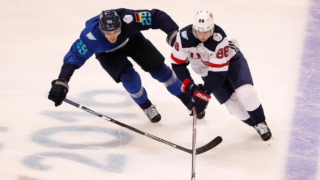 Tästä se lähti: Patrick Kane (oik.) menetti kiekon ja Leon Draisaitl (vas.) karkasi maalintekoon.