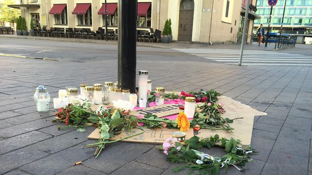 Pahoinpitelyn jälkeen sairaalassa kuolleen Jimin muistoksi tapahtumapaikalle on tuotu kukkia ja kynttilöitä.